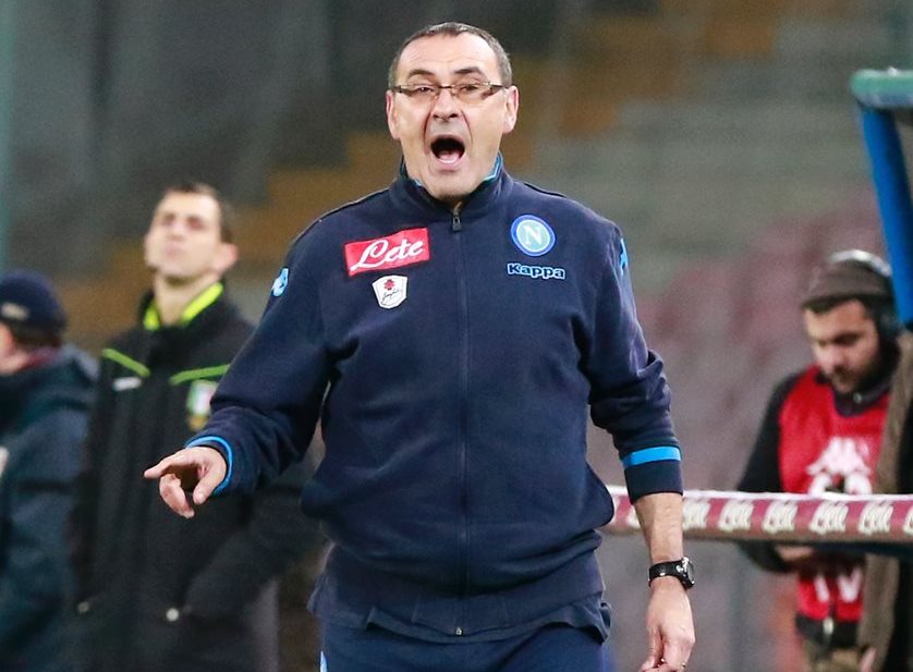 El técnico Maurizio Sarri fue sancionado con dos partidos de suspensión y €20 mil por los insultos al técnico de Inter Roberto Mancini. (Foto Prensa Libre: AFP)