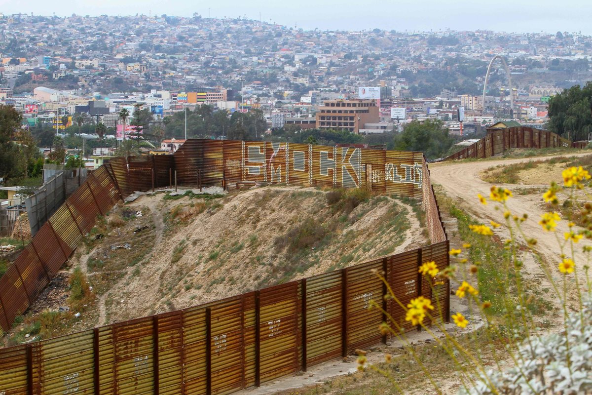 Un muro rodea la frontera entre México y EE. UU., para evitar el paso de migrantes indocumentados. (Foto Prensa Libre: Agencia AFP)