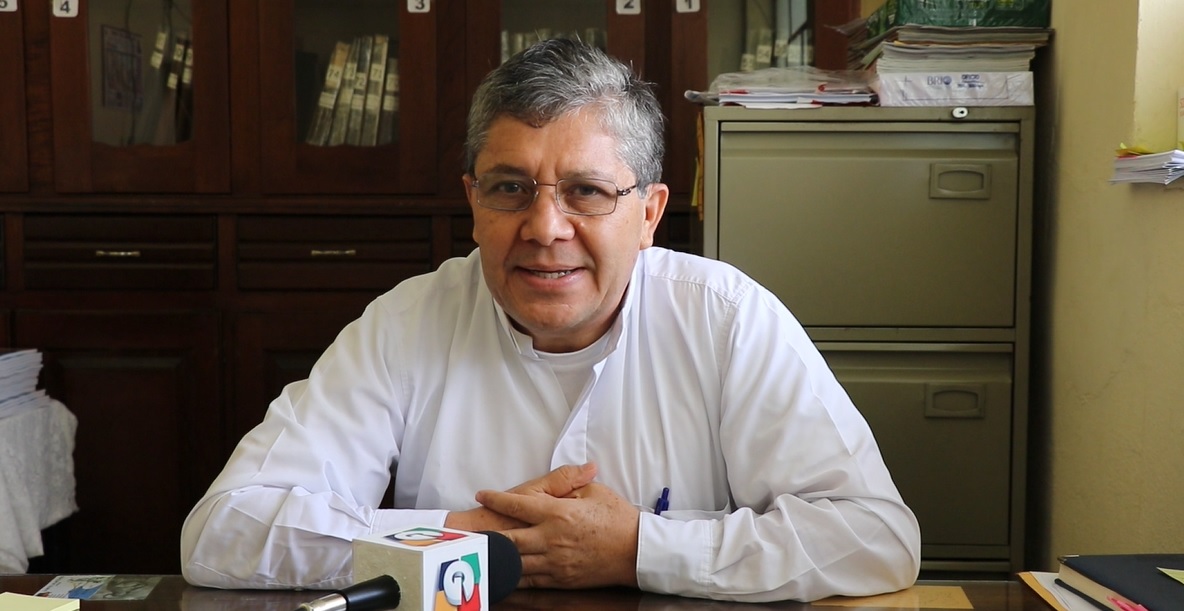 El sacerdote Celestino Alvizúrez informa respecto de la protesta planificada para este martes. (Foto Prensa Libre: Hugo Oliva)
