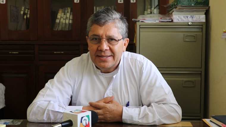 El sacerdote Celestino Alvizúrez informa respecto de la protesta planificada para este martes. (Foto Prensa Libre: Hugo Oliva)