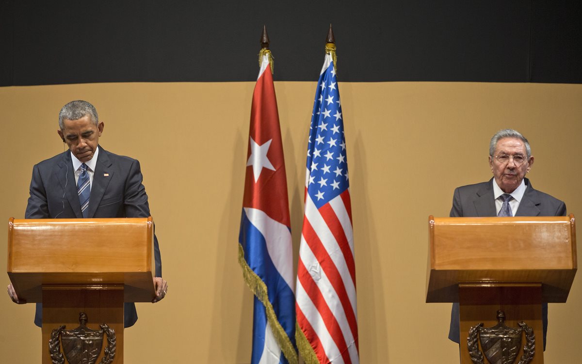 Los presidente de EE. UU., Barack Obama (izq), y de Cuba, Raúl Castro (der), durante la conferencia de prensa en La Habana. (Foto Prensa Libre: AP).