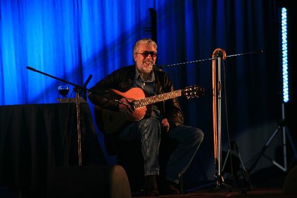 El trovador argentino Facundo Cabral ofreció un concierto ante un  público que le aplaudió por cada verso y cada canción. (Hugo Navarro)