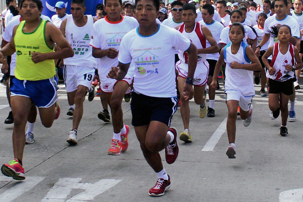La carrera busca recaudar fondos para la lucha contra el cáncer. (Foto Prensa Libre: Hugo Oliva)