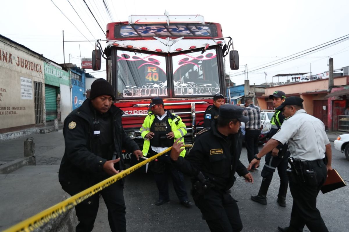 (Imagen de referencia) La ruta 40R que recorre la calzada Roosevelt es una de las que más asaltos reporta. (Foto Prensa Libre: Hemeroteca PL)