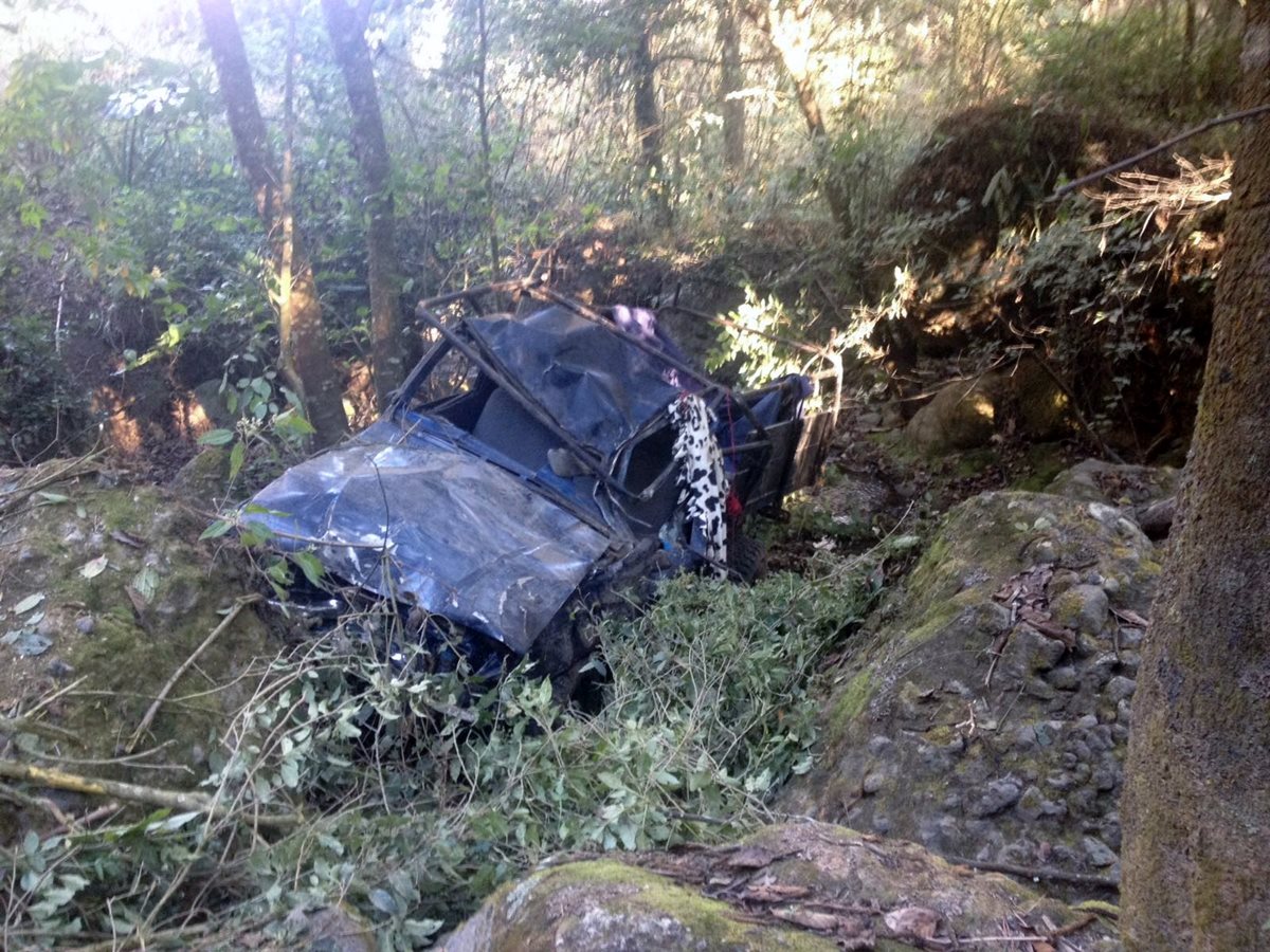 Picop queda destruido luego de caer a hondonada en San Andrés Sajcabajá, Quiché. (Foto Prensa Libre: Óscar Figueroa)
