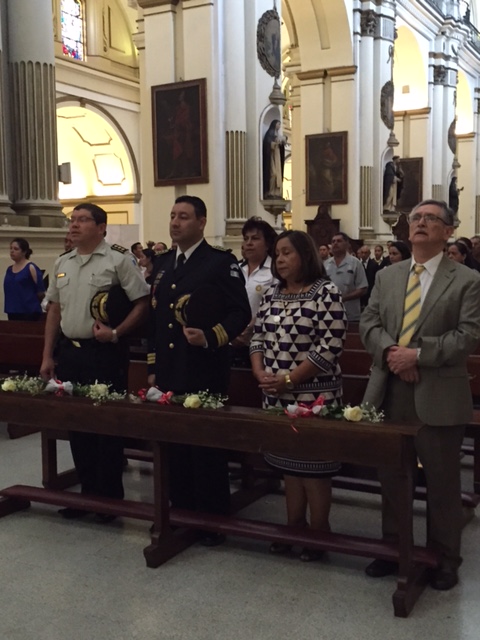 PNC recibe la medalla de Honor como Guardianes de la Virgen del Rosario. (Foto Prensa Libre: PNC)