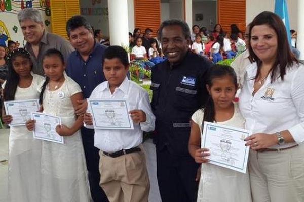 Veinticinco niños culminan sexto primaria en la primera promoción de estudiantes   que egresa de Escuela Adentro de El Progreso. (Foto Prensa Libre: Billy   Quijada)