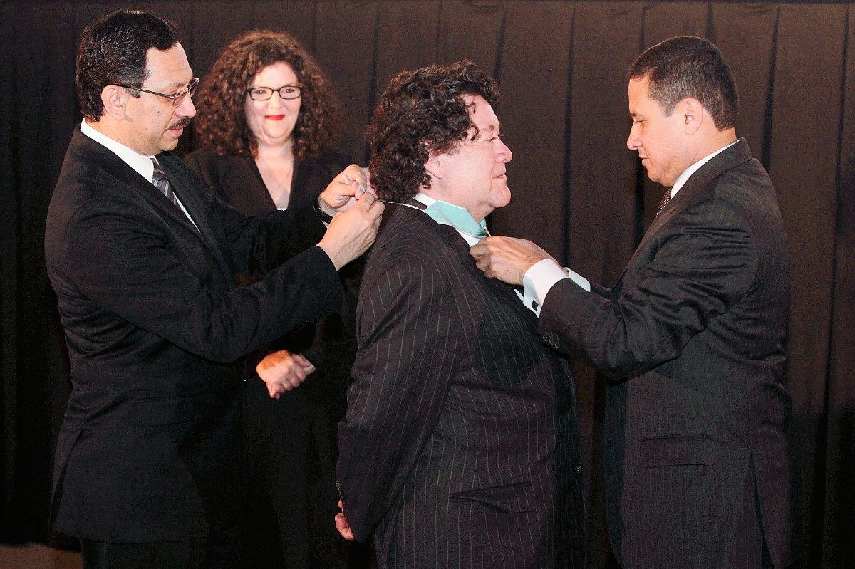 Condecoran con la Orden del Quetzal al cineasta guatemalteco Luis Argueta