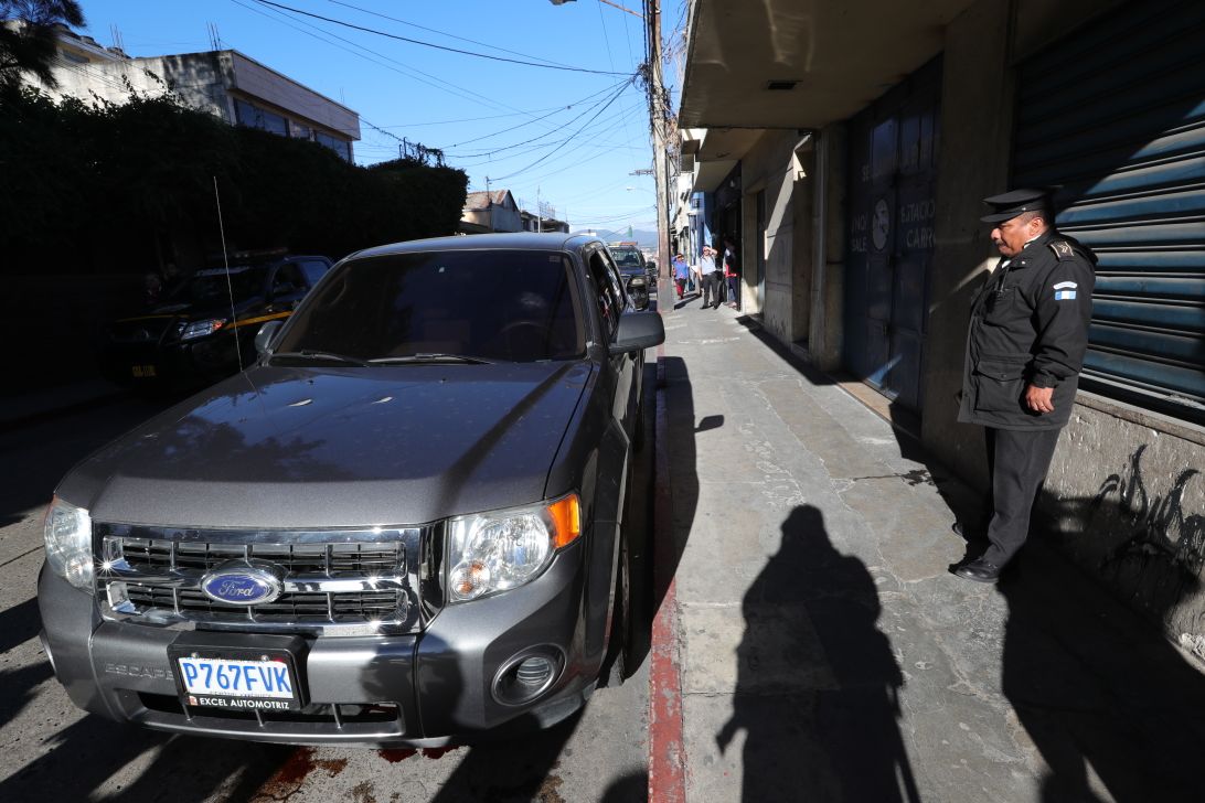 La fiscal Sonia Montes se conducía junto a su piloto cuando fueron atacados. (Foto Prensa Libre: Estuardo Paredes)