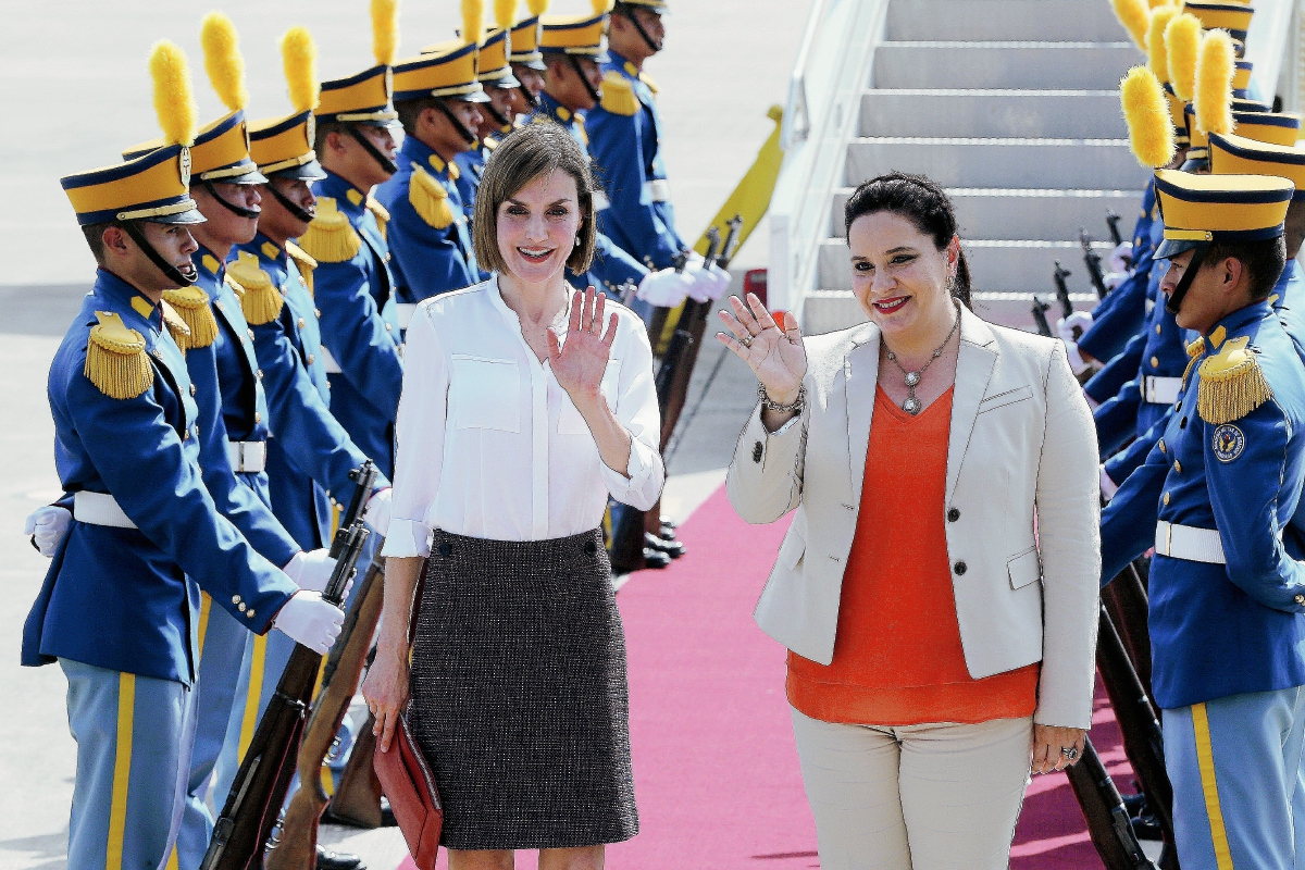 La Reina Letizia es recibida por la primera dama de Honduras, Ana Rosalinda García (d), a su llegada a Honduras. (Foto Prensa Libre:EFE)