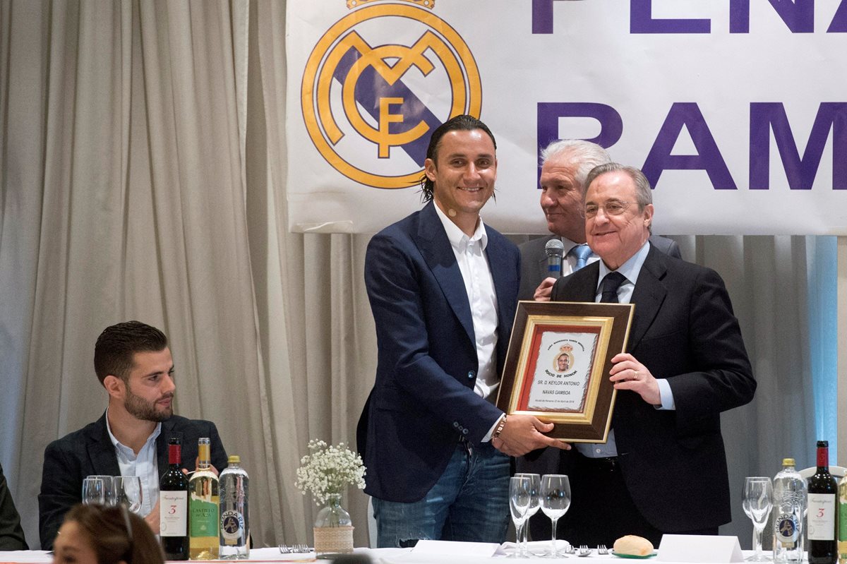 Keylor Navas junto al presidente del Real Madrid, Florentino Pérez en el acto en el que ha sido nombrado socio de honor de la Peña Ramón Mendoza en su trigésimo aniversario. (Foto Prensa Libre: EFE)