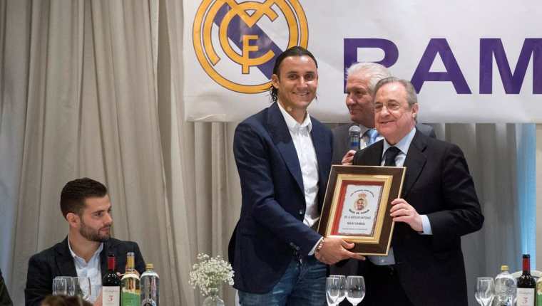 Keylor Navas junto al presidente del Real Madrid, Florentino Pérez en el acto en el que ha sido nombrado socio de honor de la Peña Ramón Mendoza en su trigésimo aniversario. (Foto Prensa Libre: EFE)