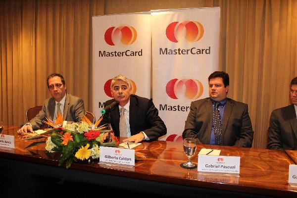 Gilberto Caldart, junto a otros ejecutivos de MasterCard para América Latina, realizan una gira por países centroamericanos. (Foto Prensa Libre: Pedro Barrera)