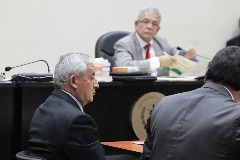 Otto pérez y su abogado César Calderón, ante el juez Miguel Ángel Gálvez, solicitan reforma de delitos. (Foto Prensa Libre: Carlos Hernández Ovalle)