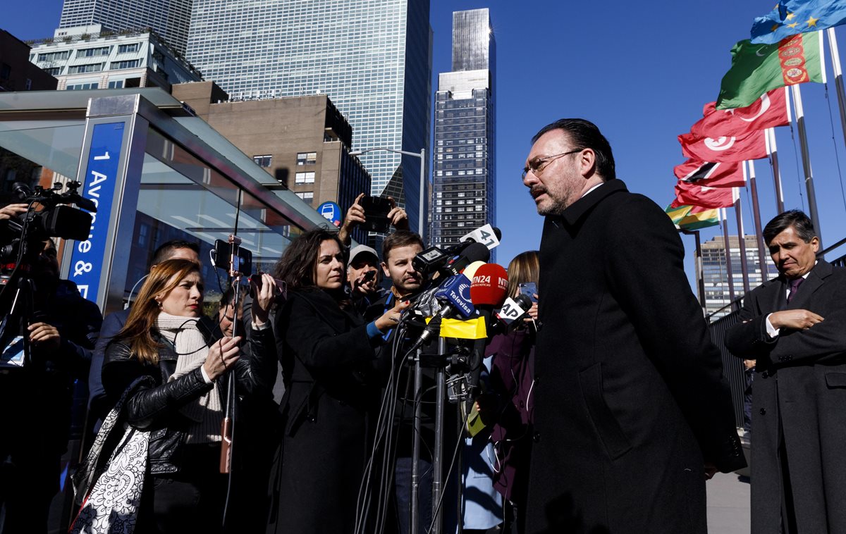 El ministro de Relaciones Exteriores de México, Luis Videgaray, conversa con reporteros frente a la sede de las Naciones Unidas en Nueva York, Nueva York. (Foto Prensa Libre: EFE)