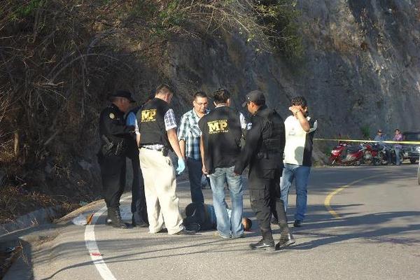 Agentes del MP recaban evidencias del crimen. (Foto Prensa Libre: Edwin Paxtor)<br _mce_bogus="1"/>