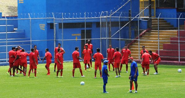 Los futbolistas rojos se entrenan en el estadio Manuel Felipe Carrera ante la supervisión del estratega costarricense Mauricio Wright (Foto Prensa Libre: Jennifer Gómez)