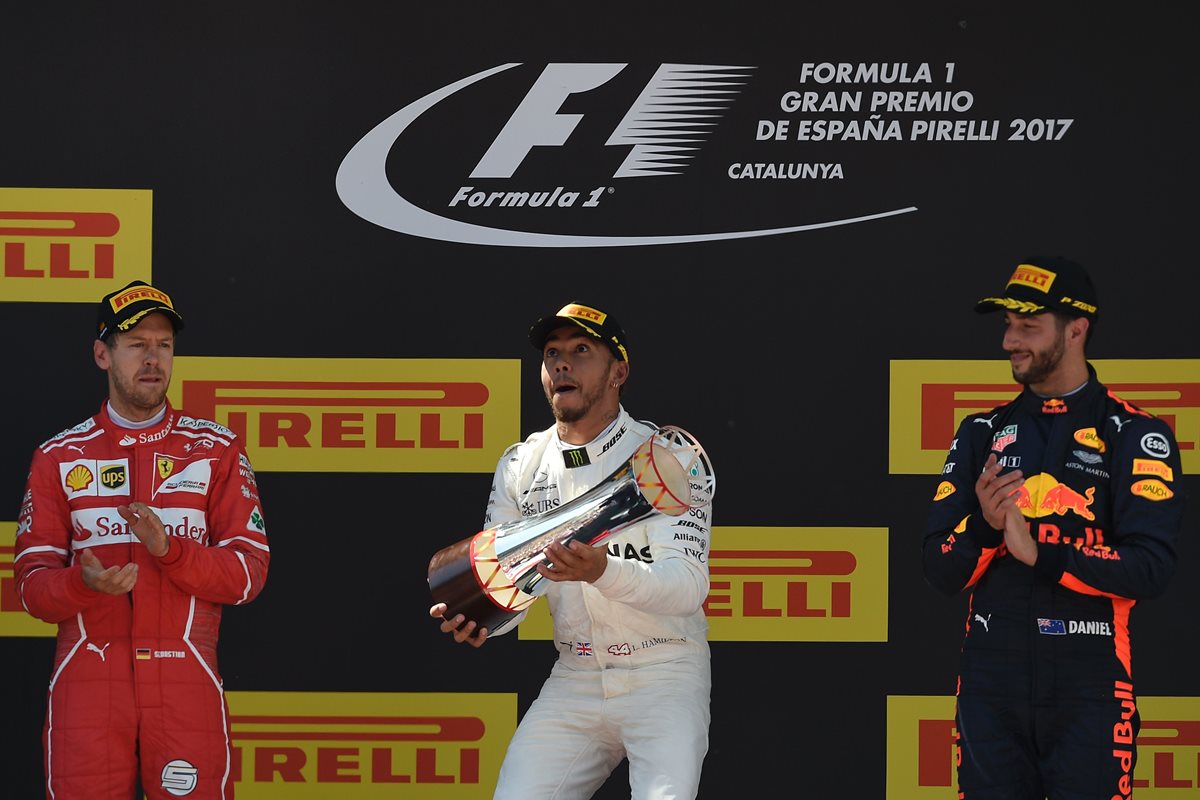 Lewis Hamilton festeja en el podio del Gran Premio de España. (Foto Prensa Libre: AFP)
