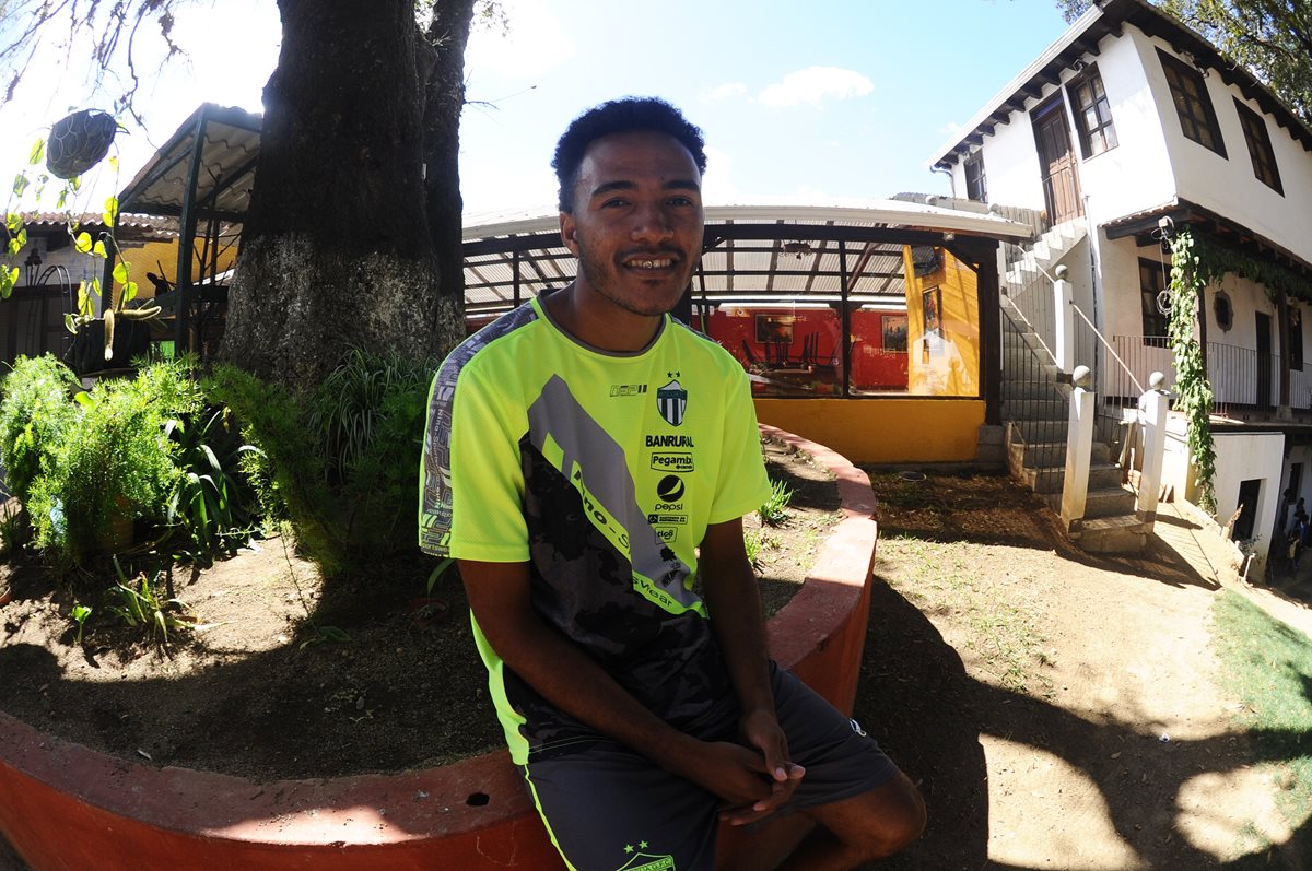 Por su cualidades, Enrique Miradanda cautiva a los entrenadores y se gana siempre la titularidad. (Foto Prensa Libre: Francisco Sánchez)