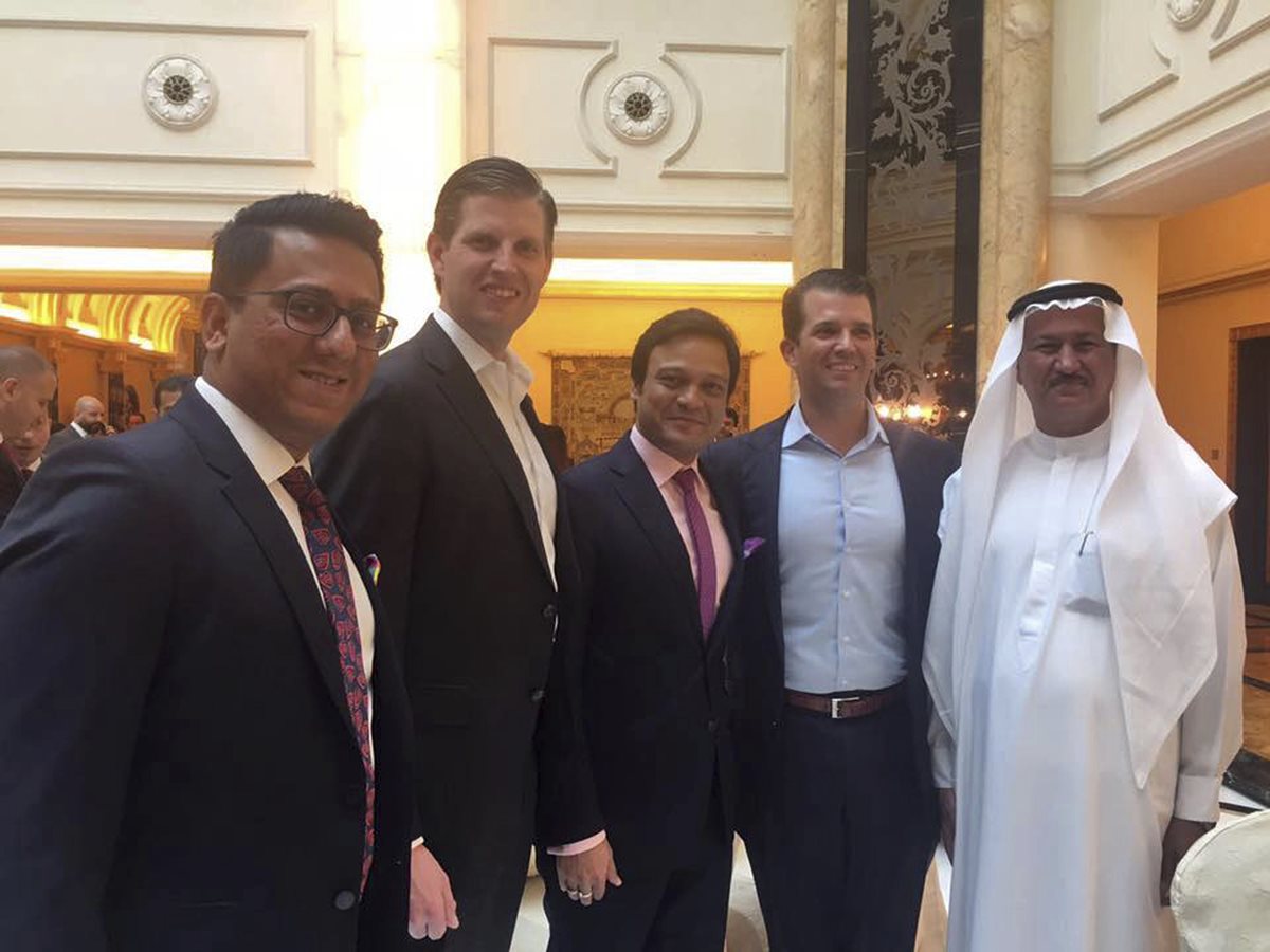 Éric Trump (segundo de izq. a der) y su hermano Donald Trump Jr. (segundo de der. a izq) durante una reciente visita de negocios a los Emiratos Árabes Unidos. (Foto Prensa Libre: AP).