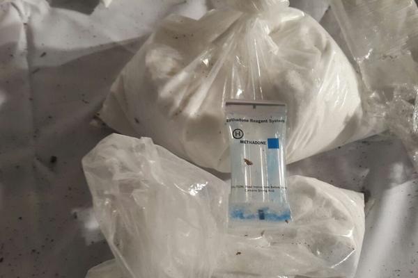 Agentes antinarcóticos de la PNC hicieron pruebas al material hallado en Masagua, Escuintla. (Foto Prensa Libre: Carlos Paredes)