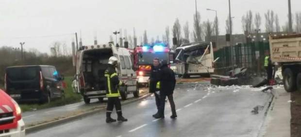 Accidente de autobús escolar deja varios muertos. (Foto Prensa Libre: EFE)