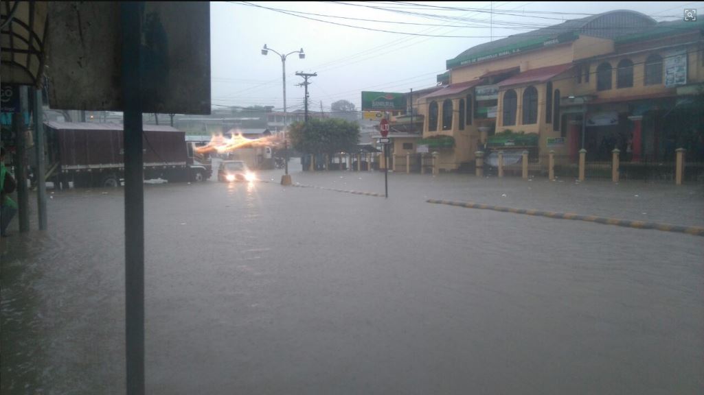 La calzada Chixtún, en Cobán, Alta Verapaz, quedó anegada por las condiciones del clima en las últimas horas. (Foto Prensa Libre: Eduardo Sam Chun)