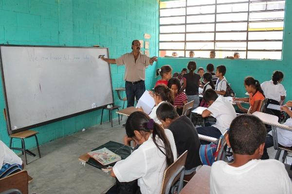 La educación bilingüe se promueve más en el área rural, sin embargo en las ciudades hay niños y jóvenes que su idioma materno no es el español (Foto Prensa Libre: Hemeroteca PL)