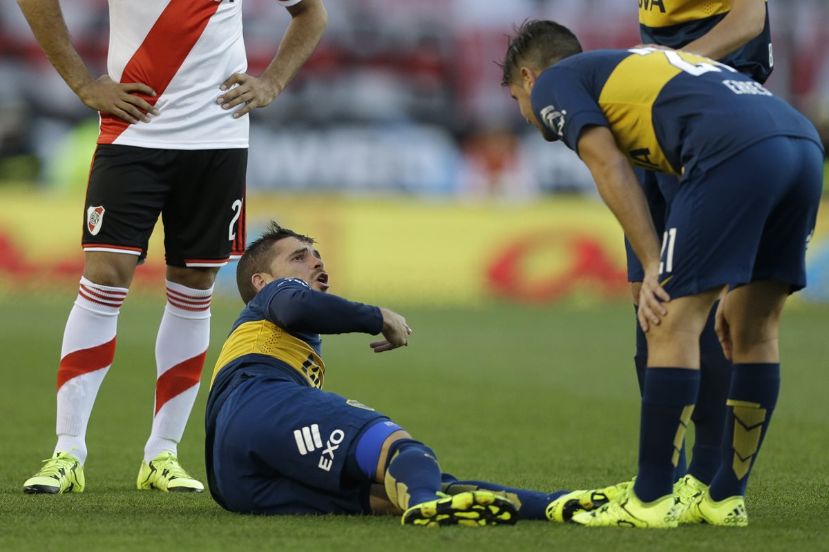 Fernando Gago salió lesionado en el juego contra River Plate. (Foto Prensa Libre: AP)