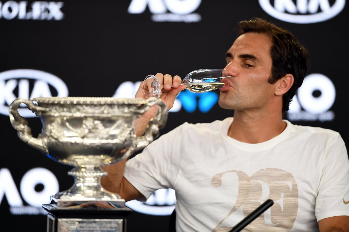 Federer atendió a la prensay tuvo tiempo para festejar con champán.(Foto Prensa Libre: EFE)