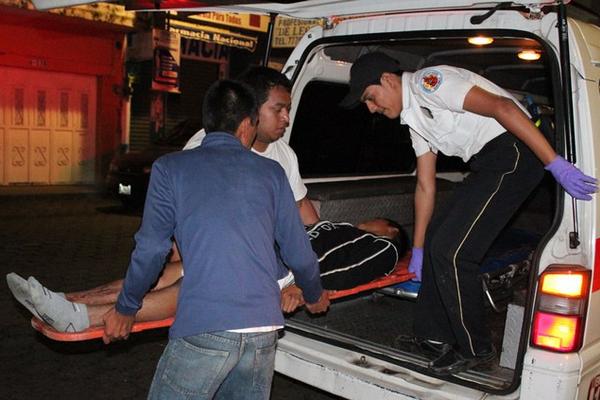 Uno de los adolescentes es trasladado al Hospital Regional de Coatepeque. (Foto Prensa Libre: Alexánder Coyoy)<br _mce_bogus="1"/>