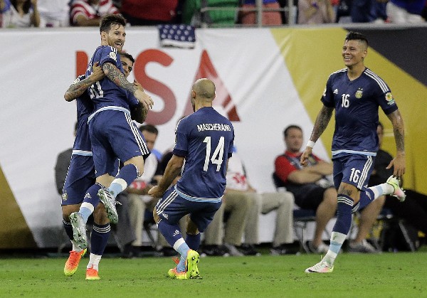 Lionel Messi celebra su gol 55 y el segundo de la noche de la Selección argentina. (Foto Prensa Libre: AP)