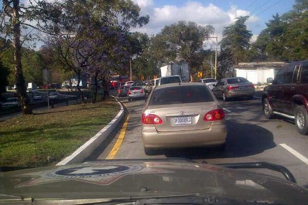 Largas colas de vehículos a causa de triple colisión en km 19 de ruta Interamericana. (Foto Prensa Libre: Provial)