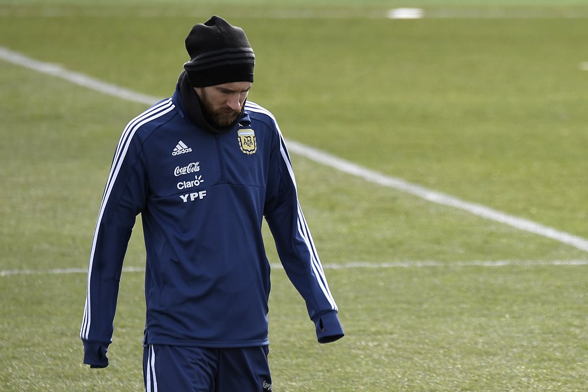 Lionel Messi no jugó el partido de Argentina contra España. (Foto Prensa Libre: AFP)