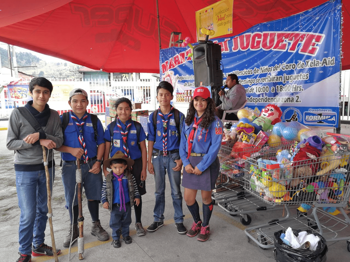 Niños scouts son los encargados de atender a las personas que donan juguetes. (Foto Prensa Libre: Fred Rivera)