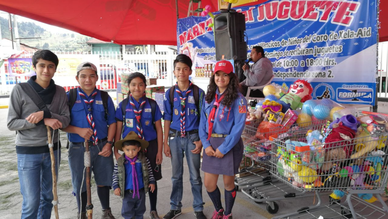 Niños scouts son los encargados de atender a las personas que donan juguetes. (Foto Prensa Libre: Fred Rivera)