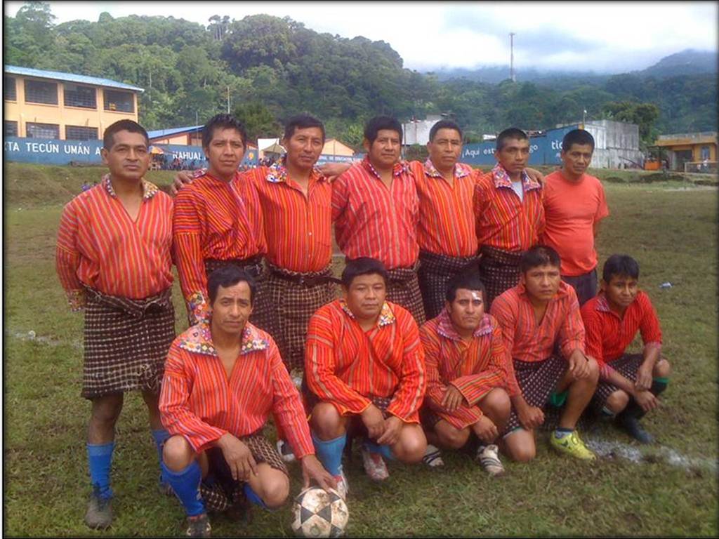 Integrantes del Deportivo Xejuyup, previo a un partido en la cancha de la aldea del mismo nombre, la cual utilizan para entrenar y jugar. (Foto Prensa Libre: Édgar Sáenz)