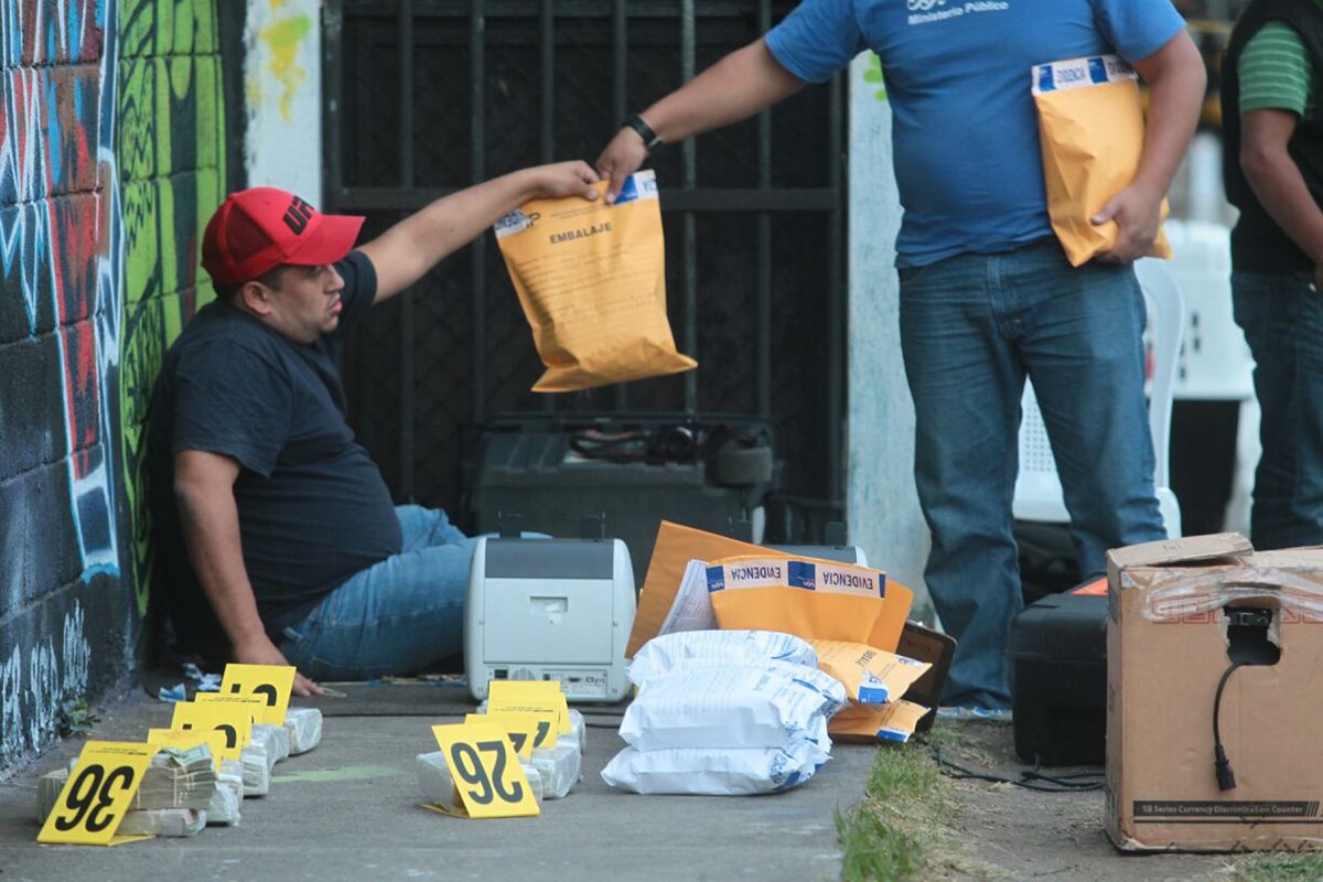 Paquetes de dinero que estaban escondidos en un compartimiento. (Foto Prensa Libre: Álvaro Interiano)