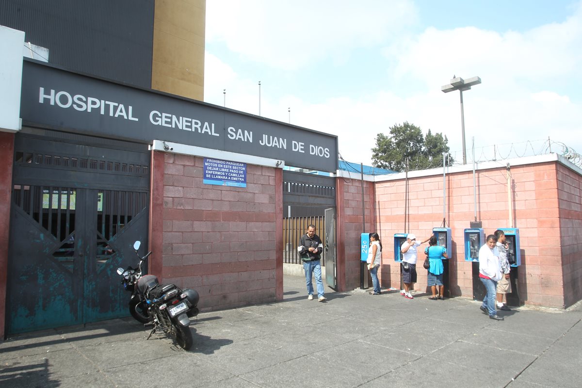 El reo y su custodio habrían escapado por la emergencia del Hospital General, en la zona 1. (Foto Prensa Libre: Hemeroteca PL)