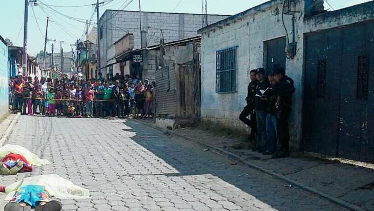 Los dos hombres disfrazados de payasos quedaron muertos en una de las calles de la aldea Buena Vista, Chimaltenango. (Foto Prensa Libre: José Rosales)