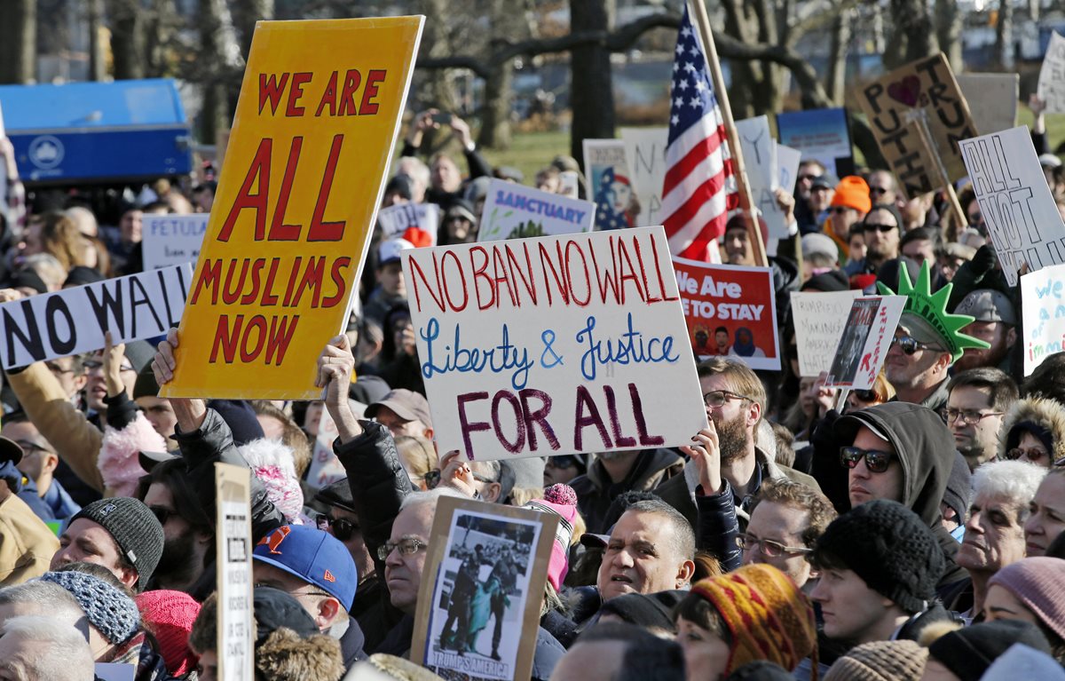 Las restricciones impuestas por Donald Trump, ha generado protestas y manifestaciones. (Foto Prensa Libre: AP)