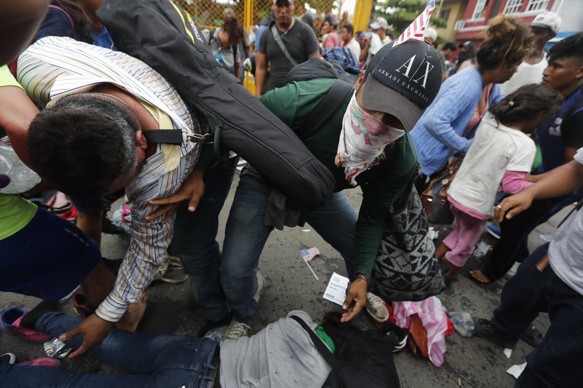 Durante el forcejeo varias personas resultaron heridas.