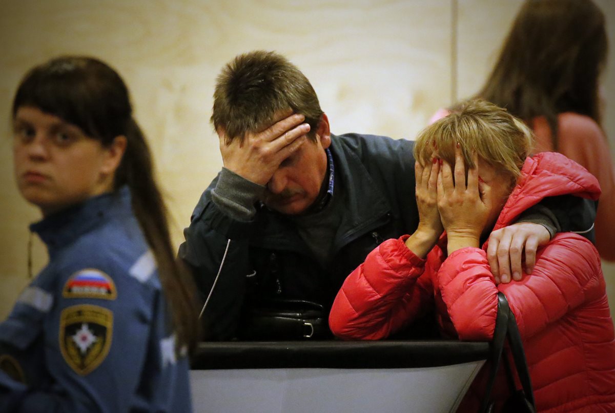 Familares de las víctimas lloran tras la perdida de sus seres queridos en el accidente aéreo (Foto Prensa Libre]: EFE )