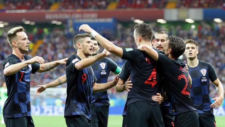Los jugadores de Croacia festejan en el partido contra Islandia. (Foto Prensa Libre: EFE)