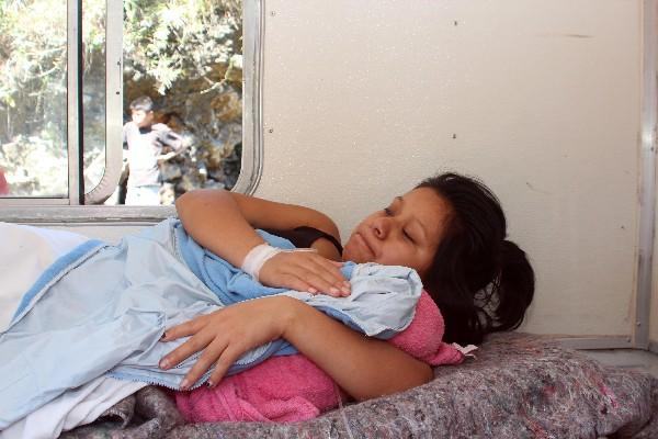 Floricelda Caal Caal abraza a su hija, quien nació durante el bloqueo,   en el km 194, de la ruta a las Verapaces.