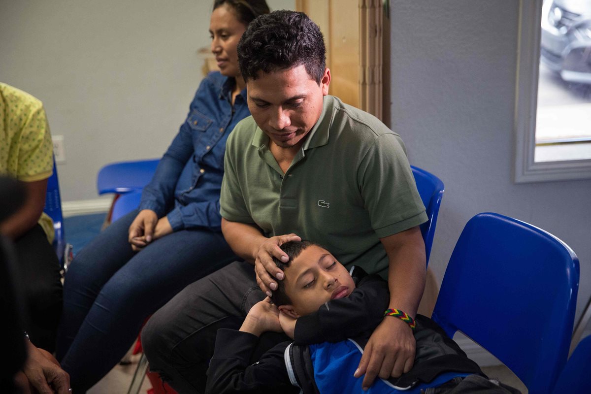 Entidades denuncian que cientos de padres fueron engañados para firmar su deportación y volver sin sus hijos. Un inmigrante y su niño de 10 años detenidos en Texas. (Foto Prensa Libre: AFP)