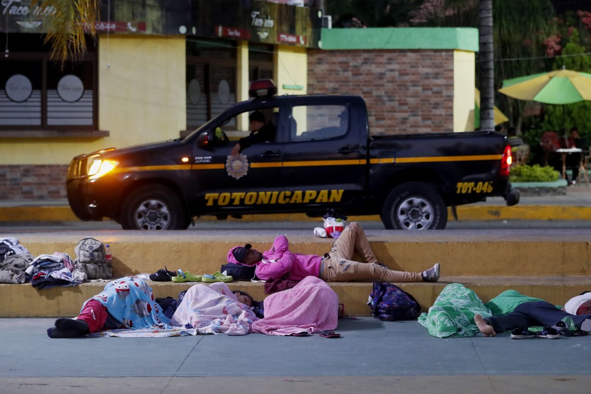 Cientos de migrantes amanecieron este sábado en Tecún Umán. (Foto Prensa Libre: EFE)