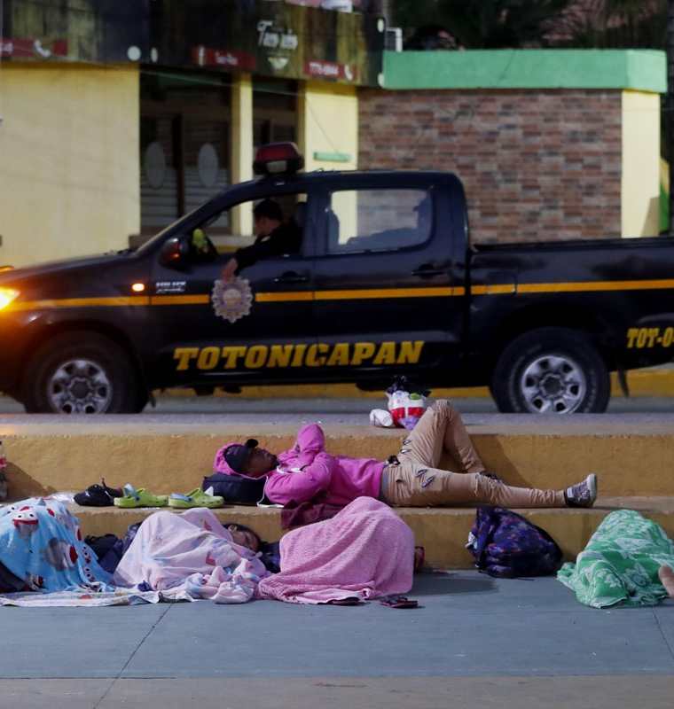 Cientos de migrantes amanecieron este sábado en Tecún Umán. (Foto Prensa Libre: EFE)