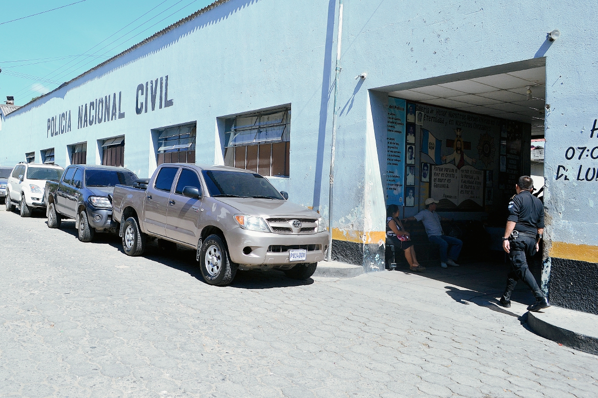 Dos meses  tienen agentes de la PNC de la Comisaría 23, en Chiquimula, de no contar con servicios básicos. (Foto Prensa Libre: Edwin Paxtor)