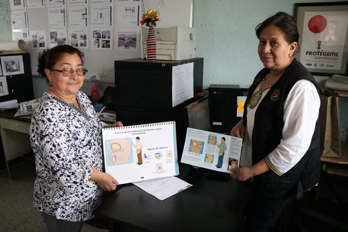 Medico y Trabajadora Social del departamento de Planificación Familiar del Área de Salud muestran imágenes que utilizan para explicar a los usuarios sobre la vasectomía. (Foto Prensa Libre: María José Longo)